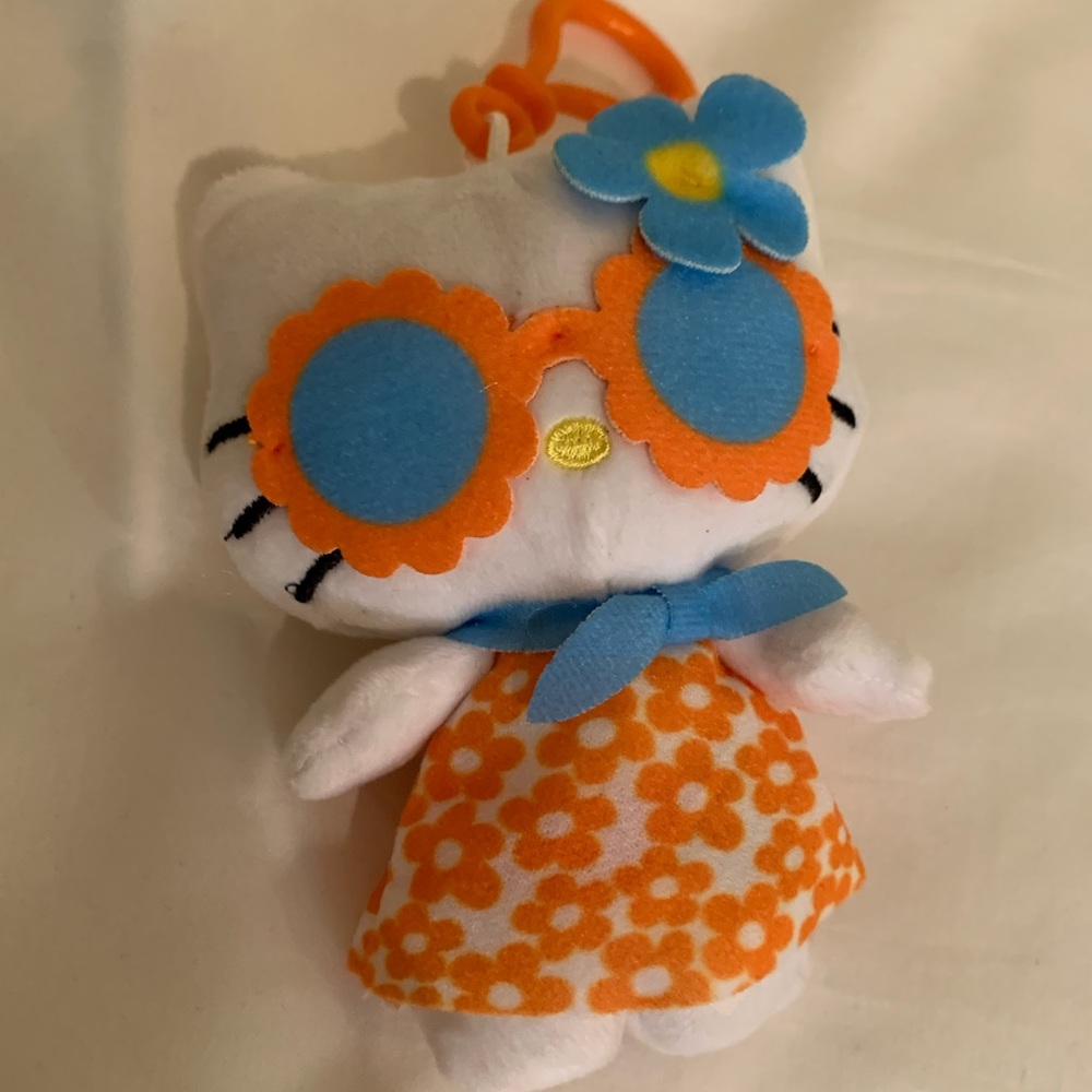 *DONATING SOON* hello kitty plush 🎀
